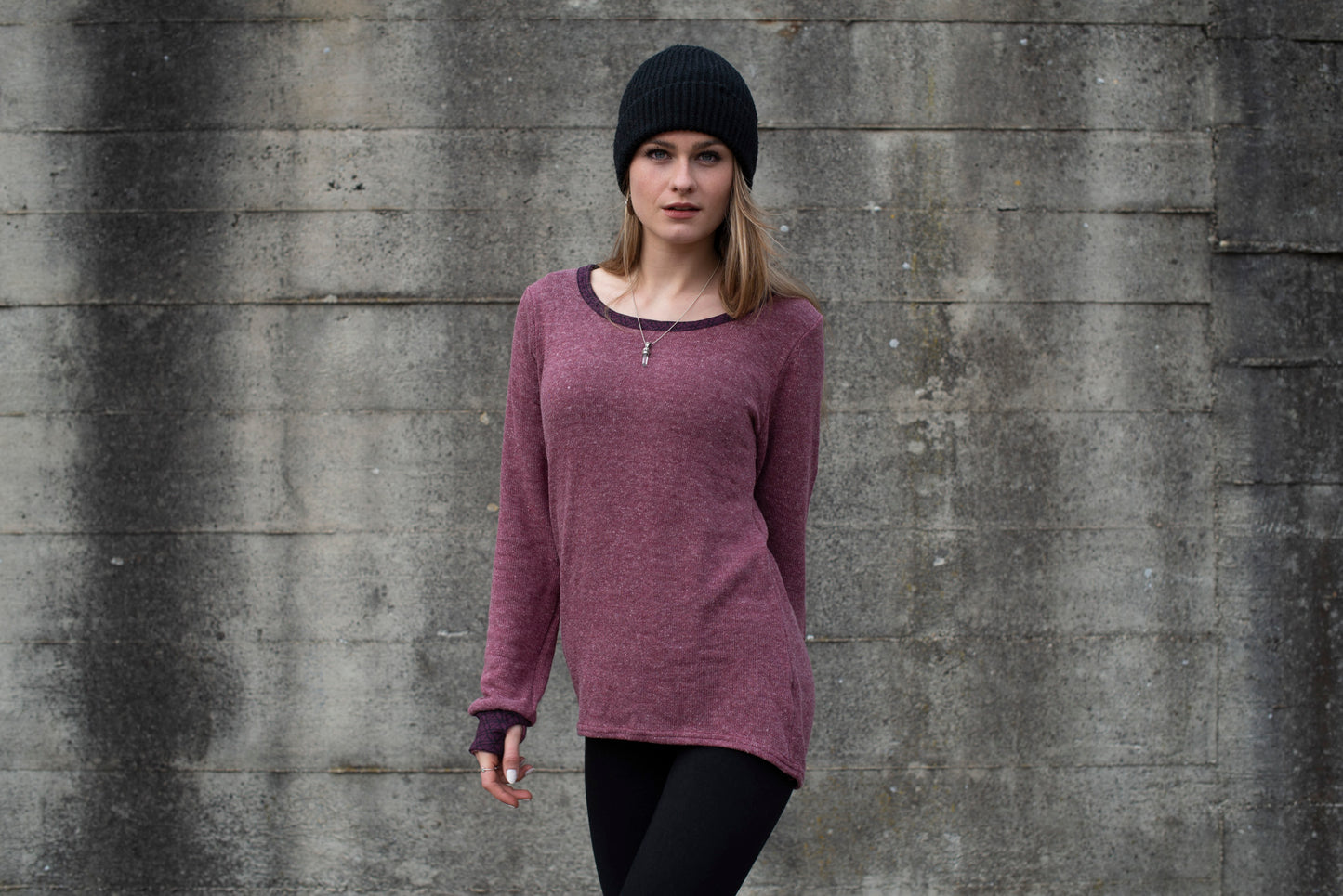 Knitted sweater with patterned cuffs and thumbholes, rosé red