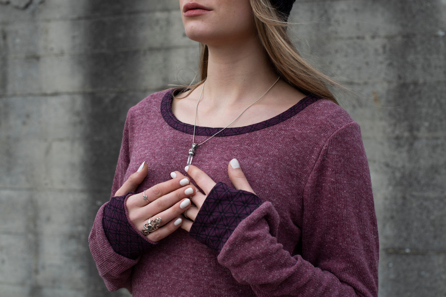 Knitted sweater with patterned cuffs and thumbholes, rosé red