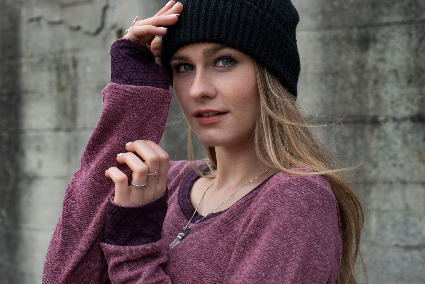 Knitted sweater with patterned cuffs and thumbholes, rosé red