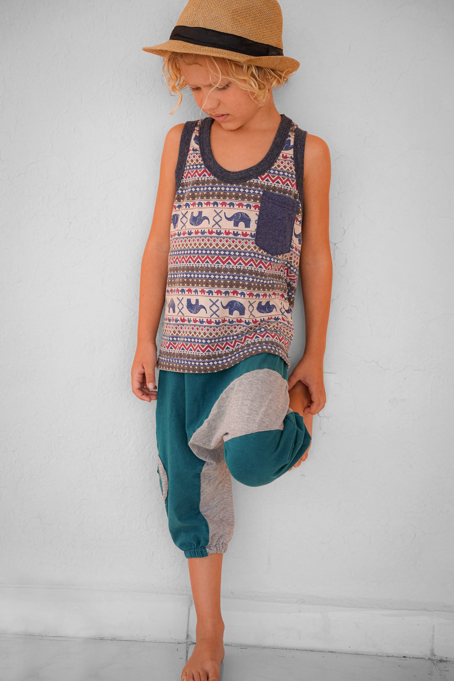bunt gemustertes Tanktop mit Elefanten für Kinder
