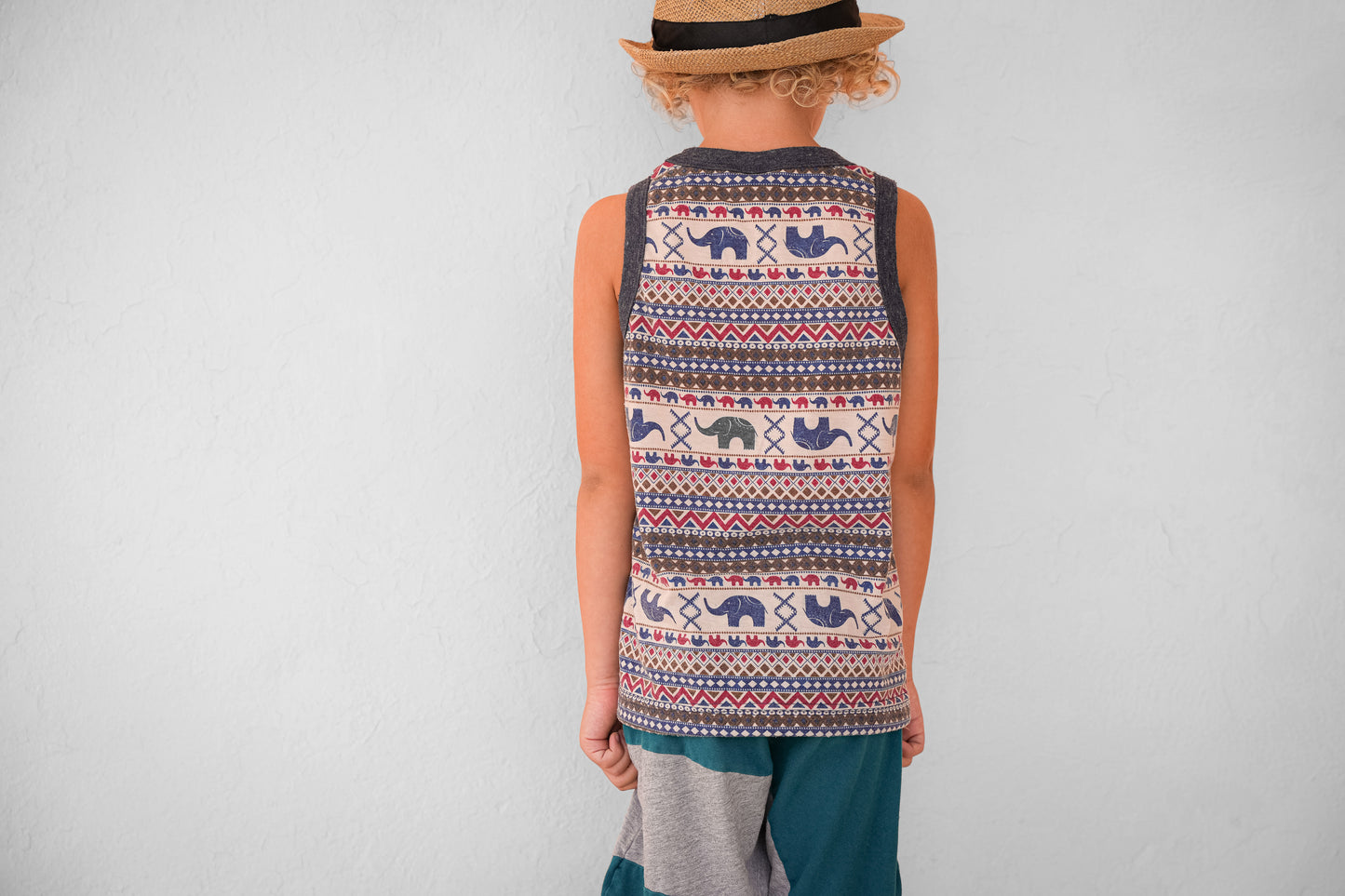 bunt gemustertes Tanktop mit Elefanten für Kinder