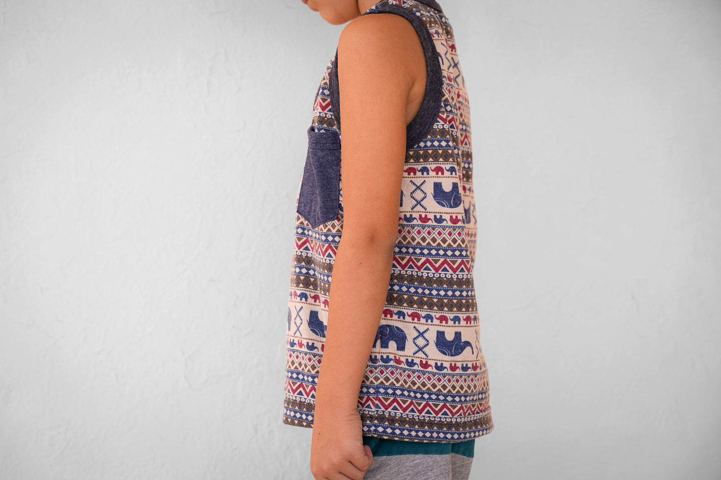 bunt gemustertes Tanktop mit Elefanten für Kinder