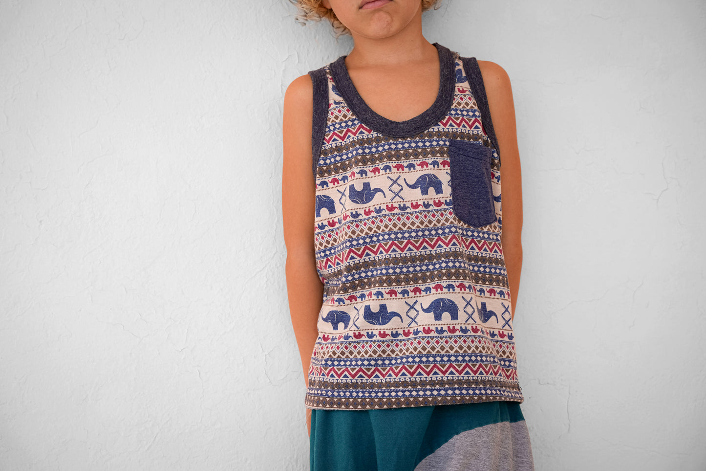 bunt gemustertes Tanktop mit Elefanten für Kinder