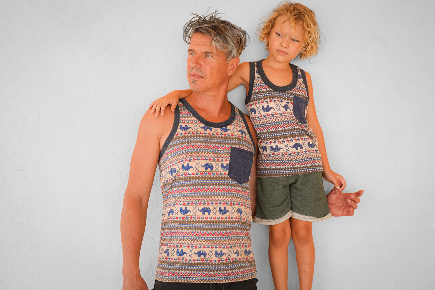 bunt gemustertes Tanktop mit Elefanten für Kinder
