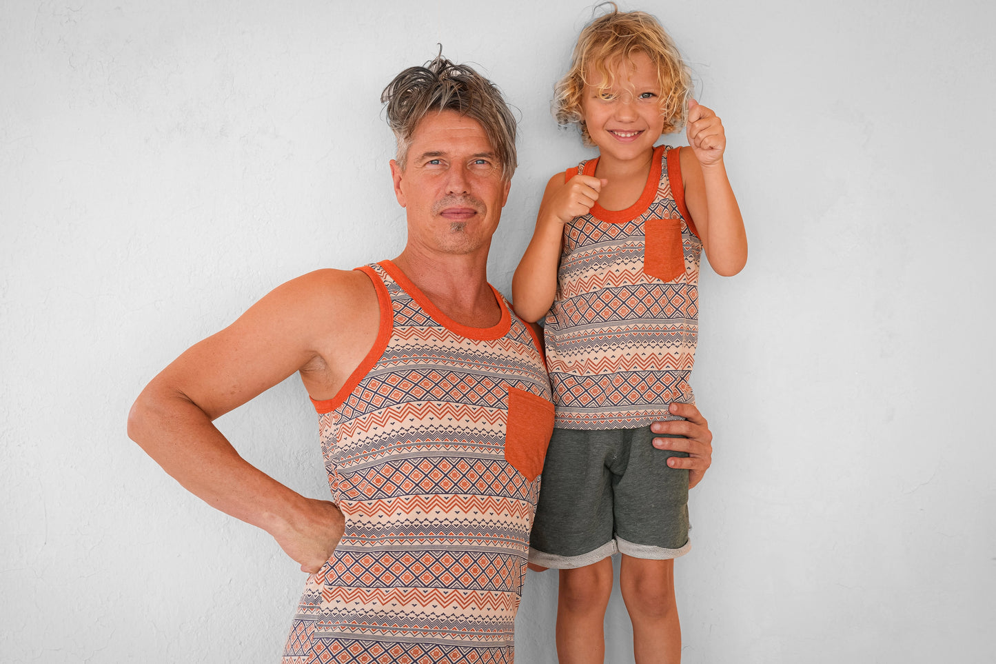 gemustertes Tanktop für Männer mit Brusttasche in orange/blau