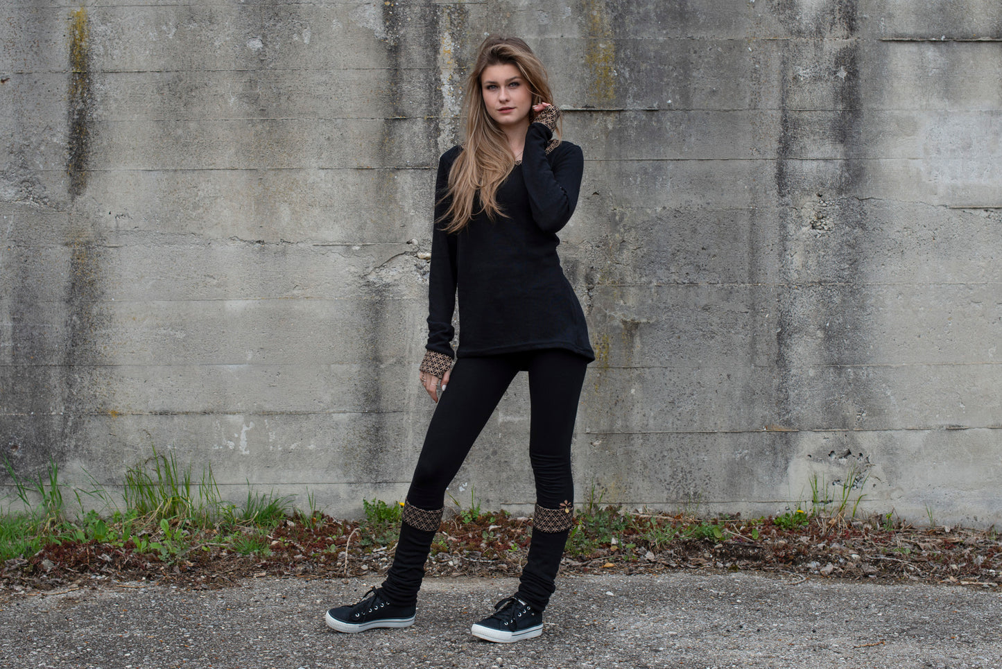 Knitted sweater with patterned cuffs and thumbholes, black