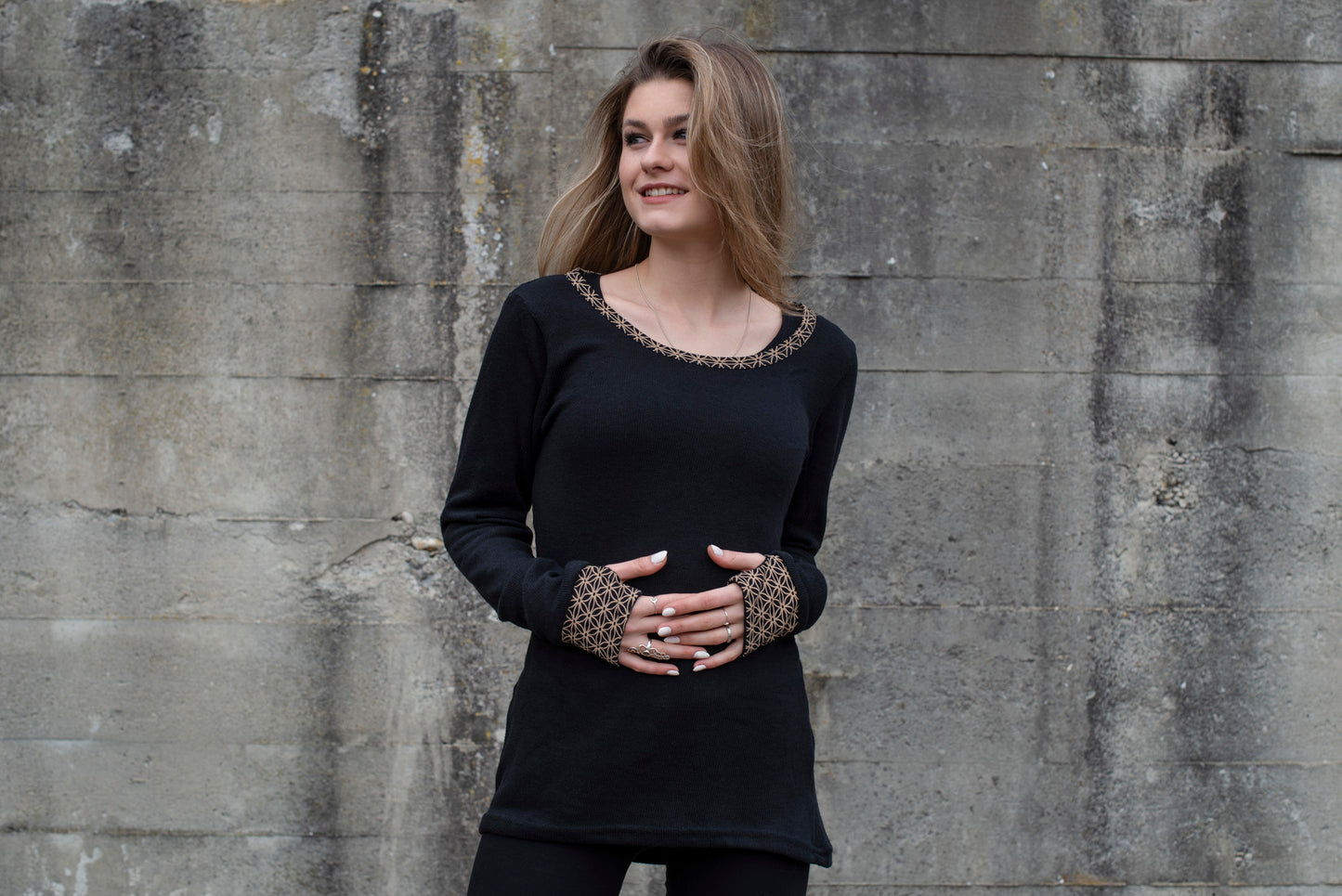 Knitted sweater with patterned cuffs and thumbholes, black