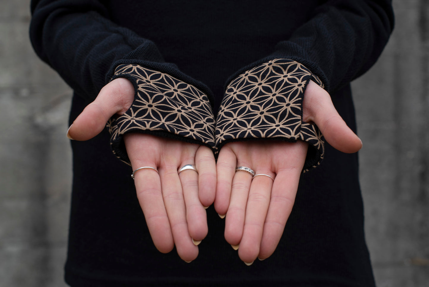 Knitted sweater with patterned cuffs and thumbholes, black