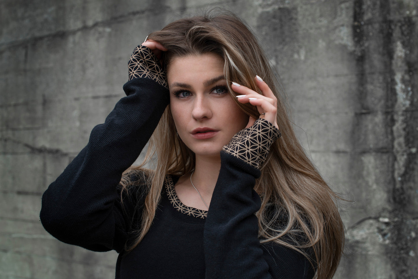 Knitted sweater with patterned cuffs and thumbholes, black