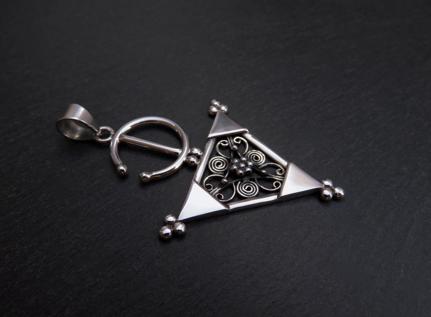 Anhänger mit filigran verziertem Dreieck aus Silber