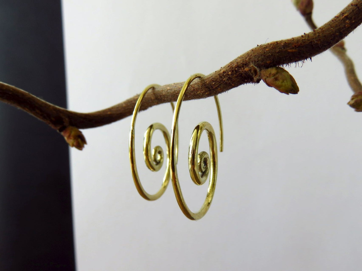 schlichte Spiral Creolen aus Messing, Boho Ohrringe Damen, Spiral Schmuck