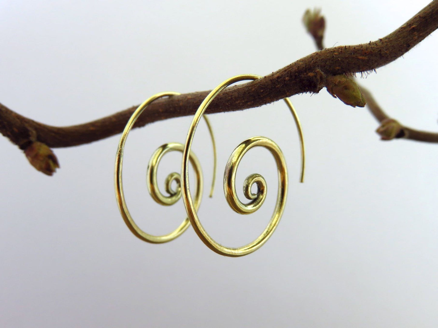 schlichte Spiral Creolen aus Messing, Boho Ohrringe Damen, Spiral Schmuck