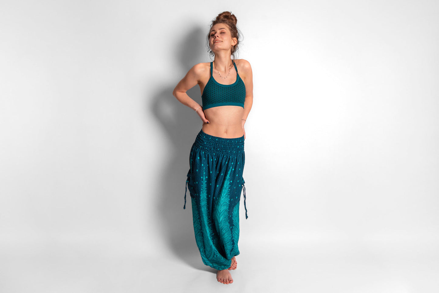 Yoga top with the pattern of the flower of life turquoise/black