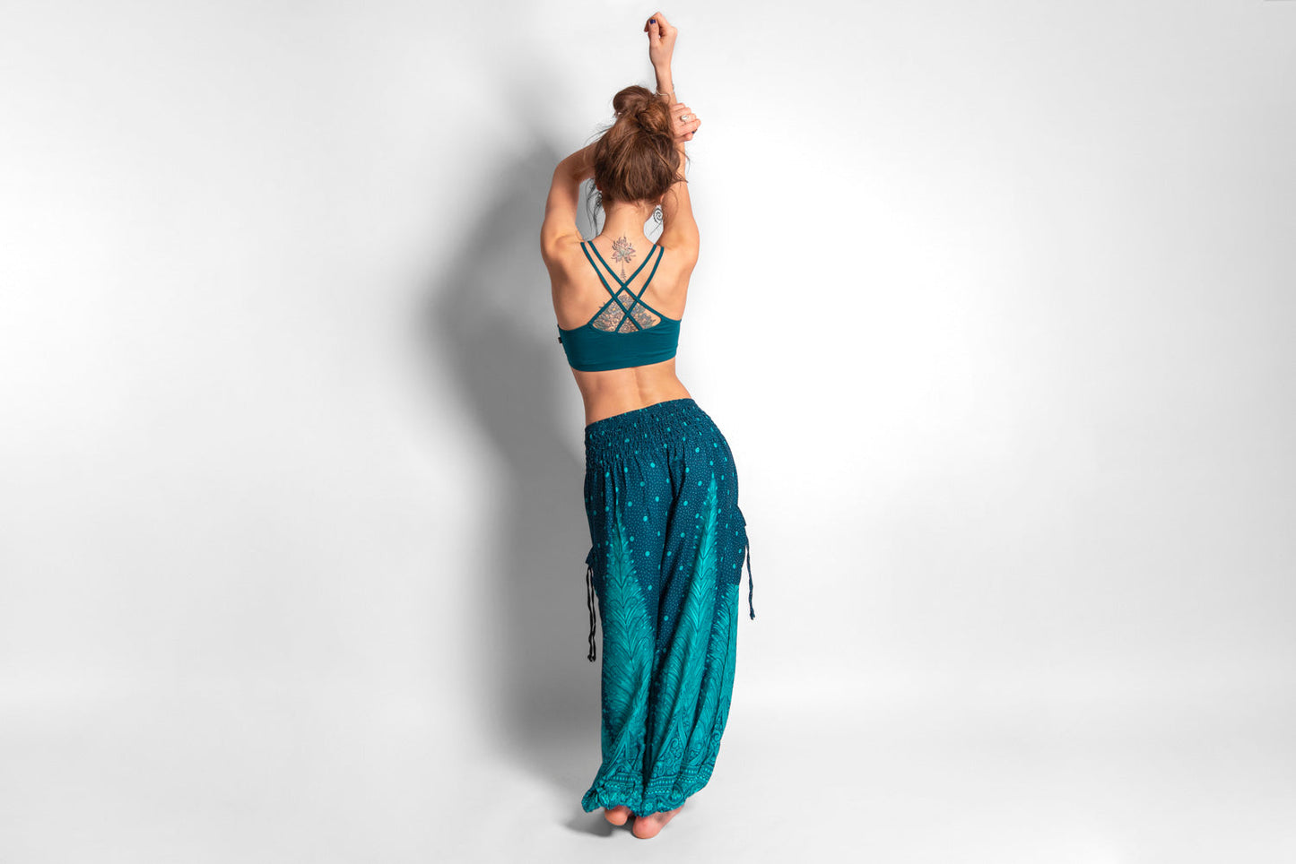 Yoga top with the pattern of the flower of life turquoise/black
