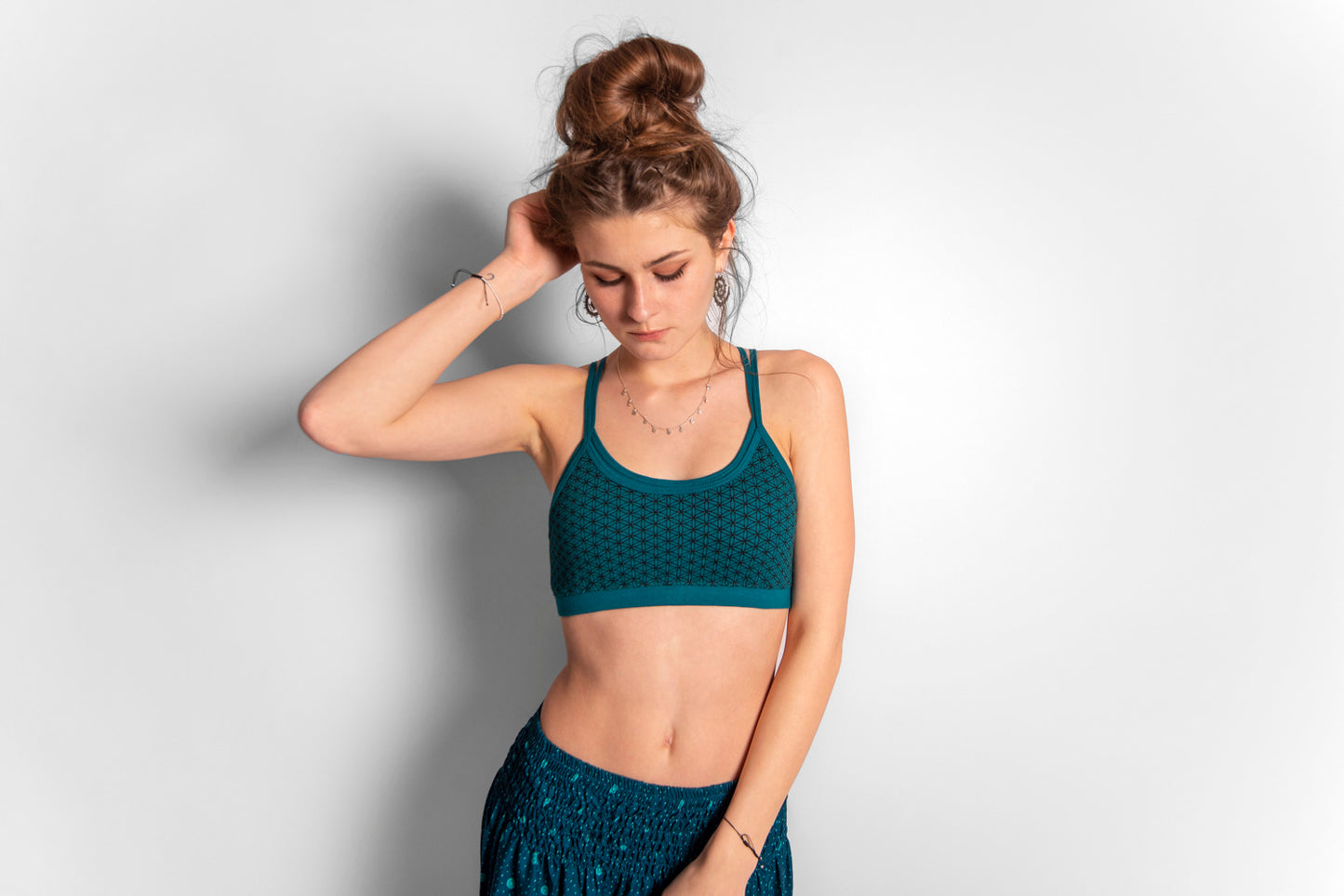 Yoga top with the pattern of the flower of life turquoise/black