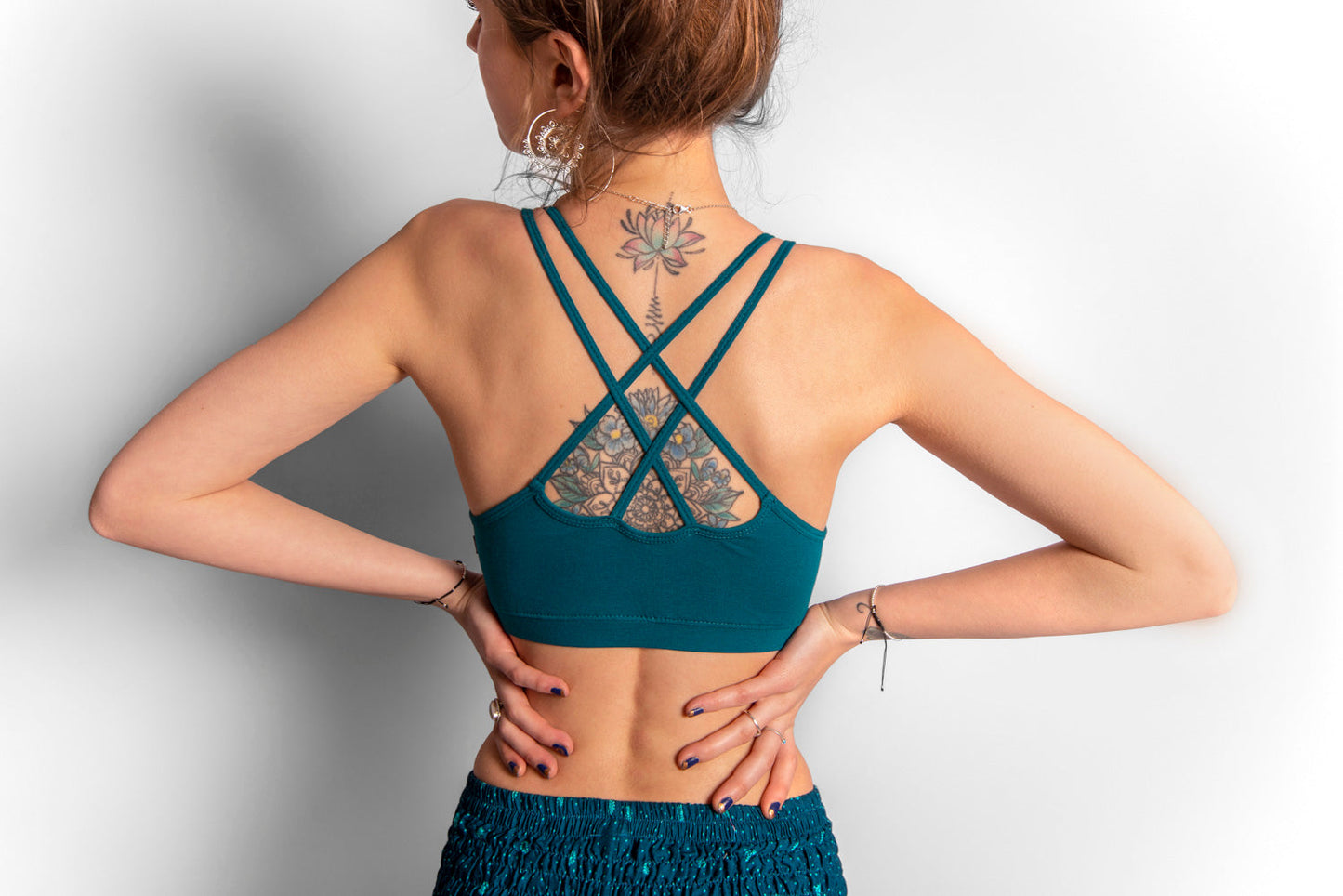 Yoga top with the pattern of the flower of life turquoise/black
