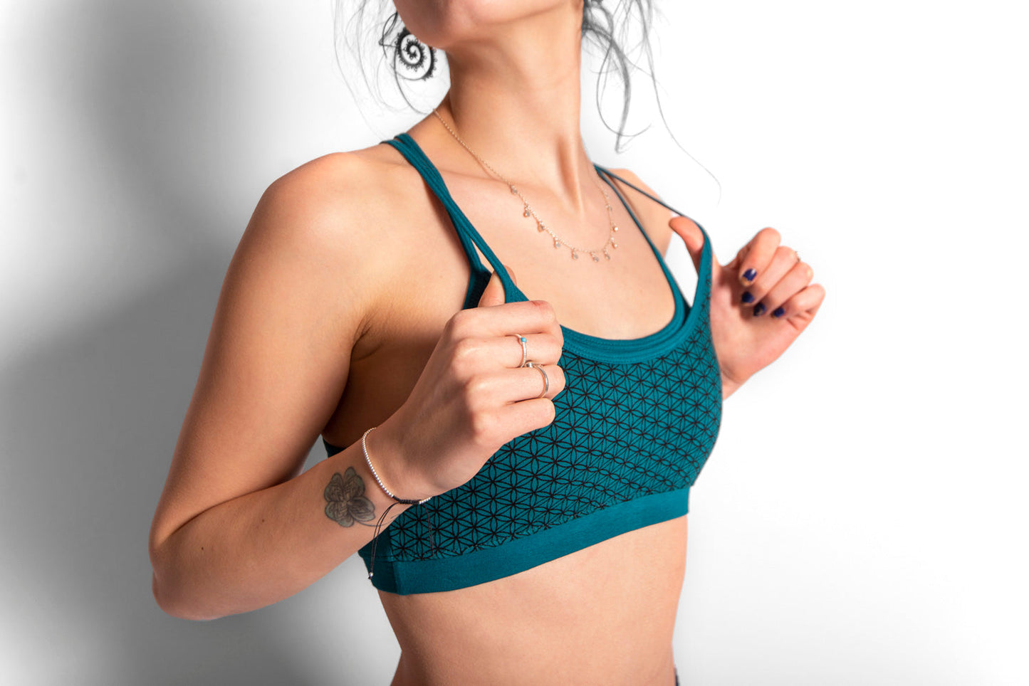 Yoga top with the pattern of the flower of life turquoise/black