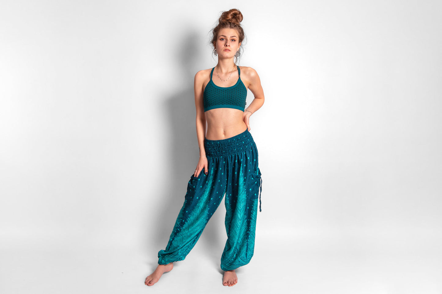 Yoga top with the pattern of the flower of life turquoise/black