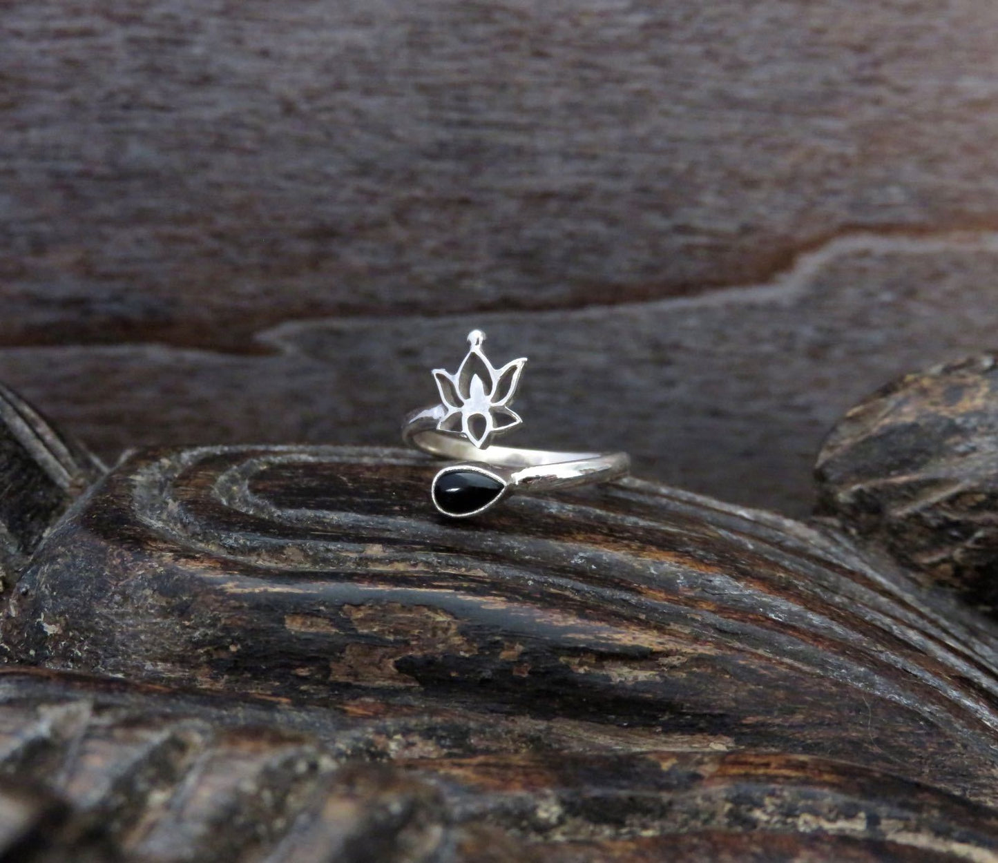 Toe ring with small stone and flower made of silver