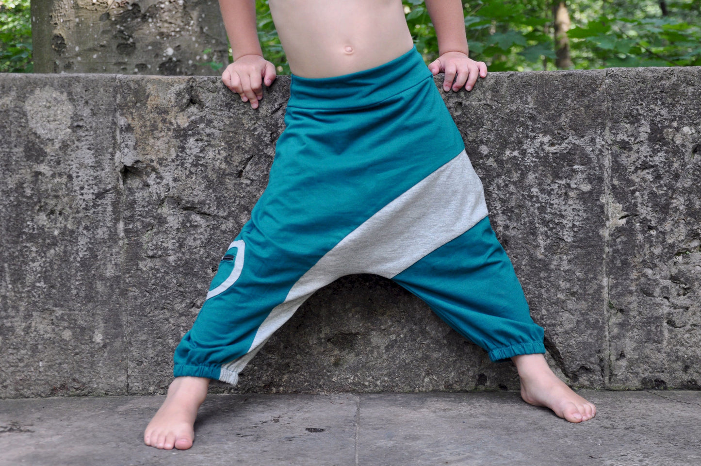 bequeme Sweat Hose für Kinder in türkis grau