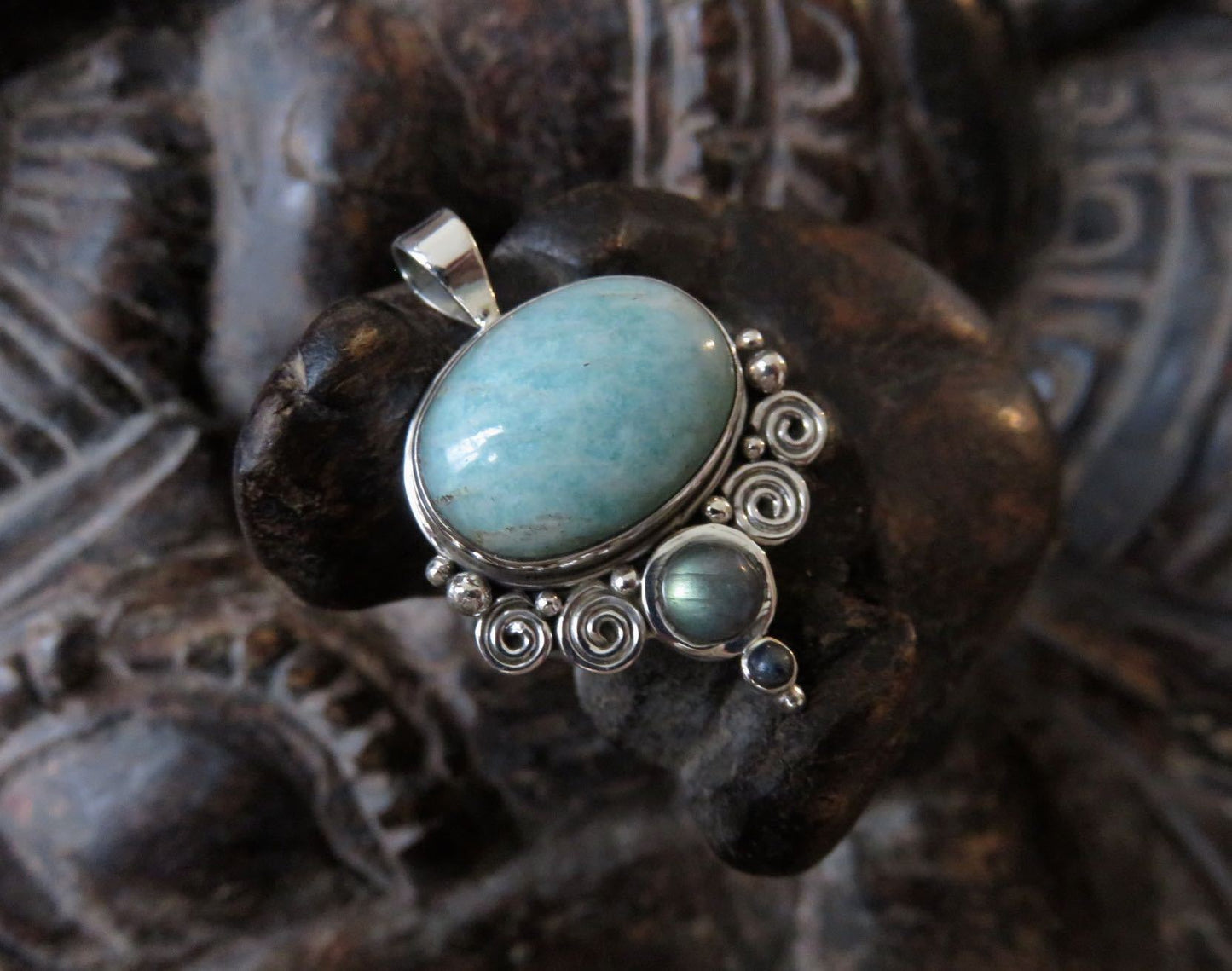 Anhänger mit Spiralen und Steinen aus Silber