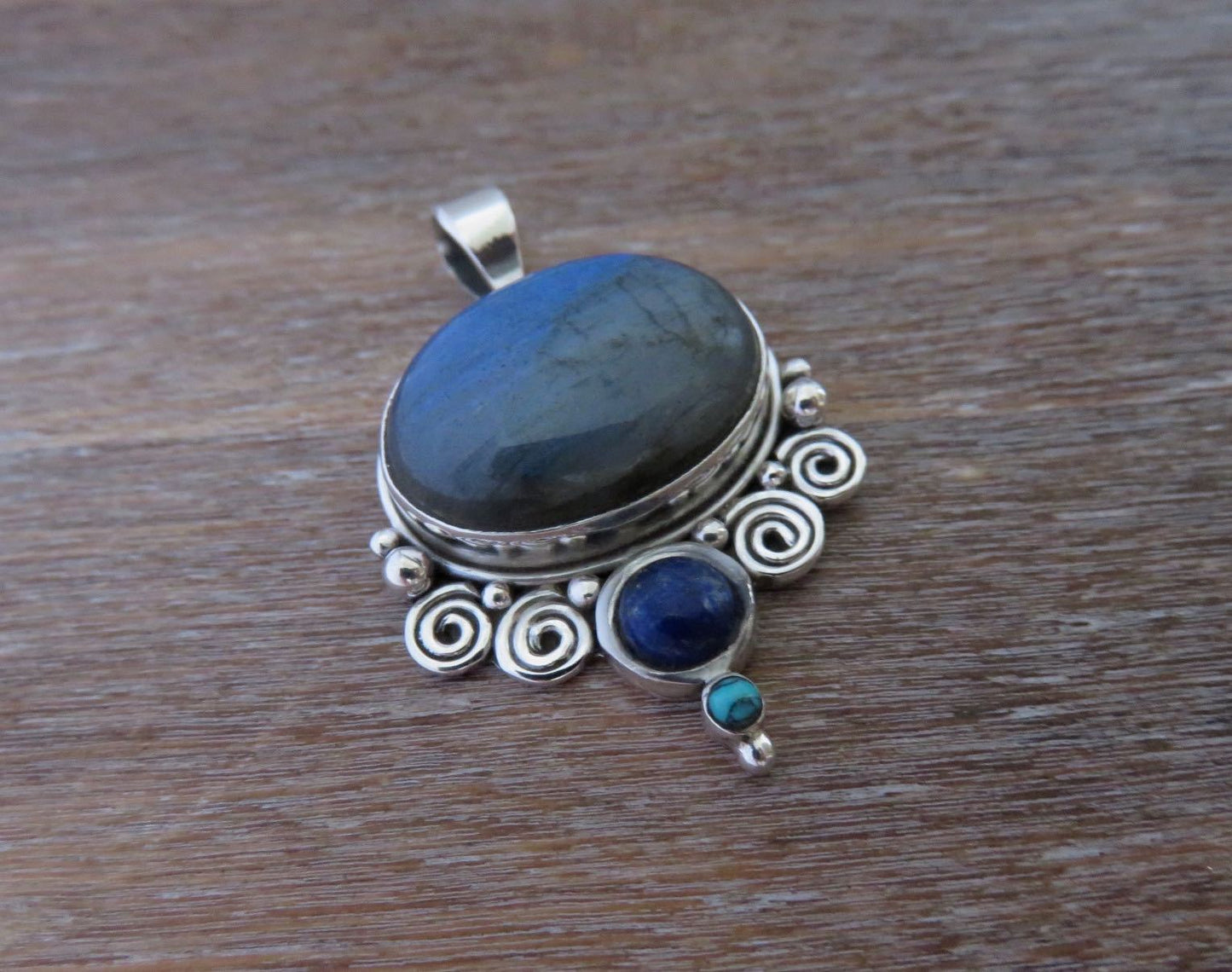 Anhänger mit Spiralen und Steinen aus Silber
