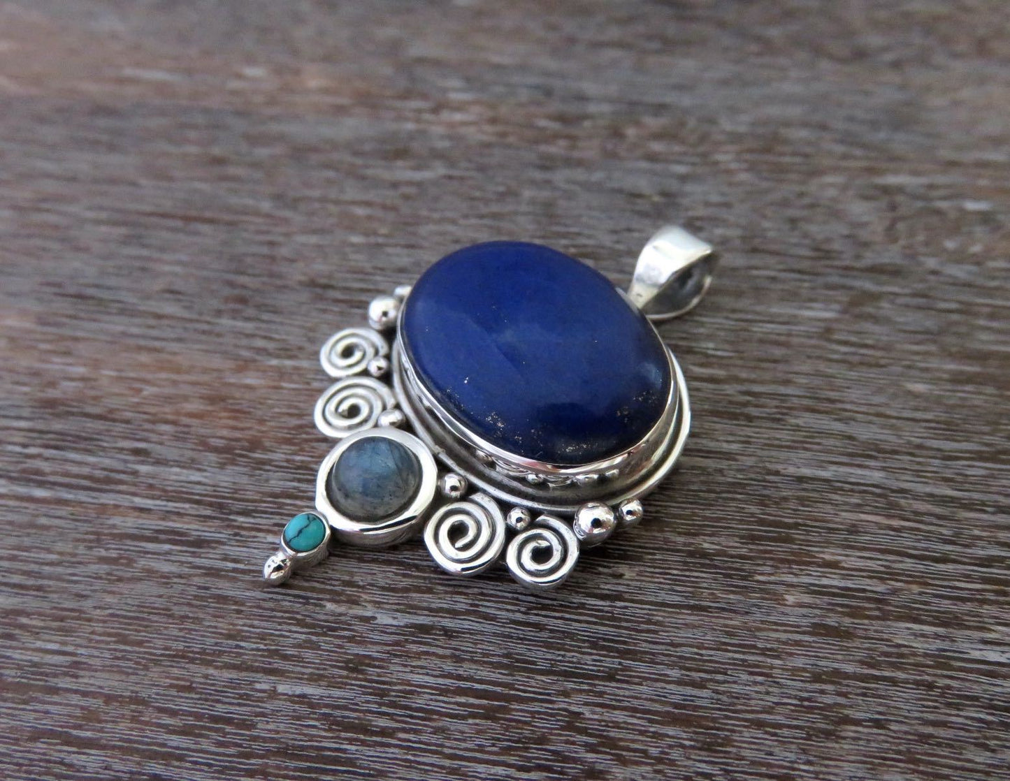 Anhänger mit Spiralen und Steinen aus Silber