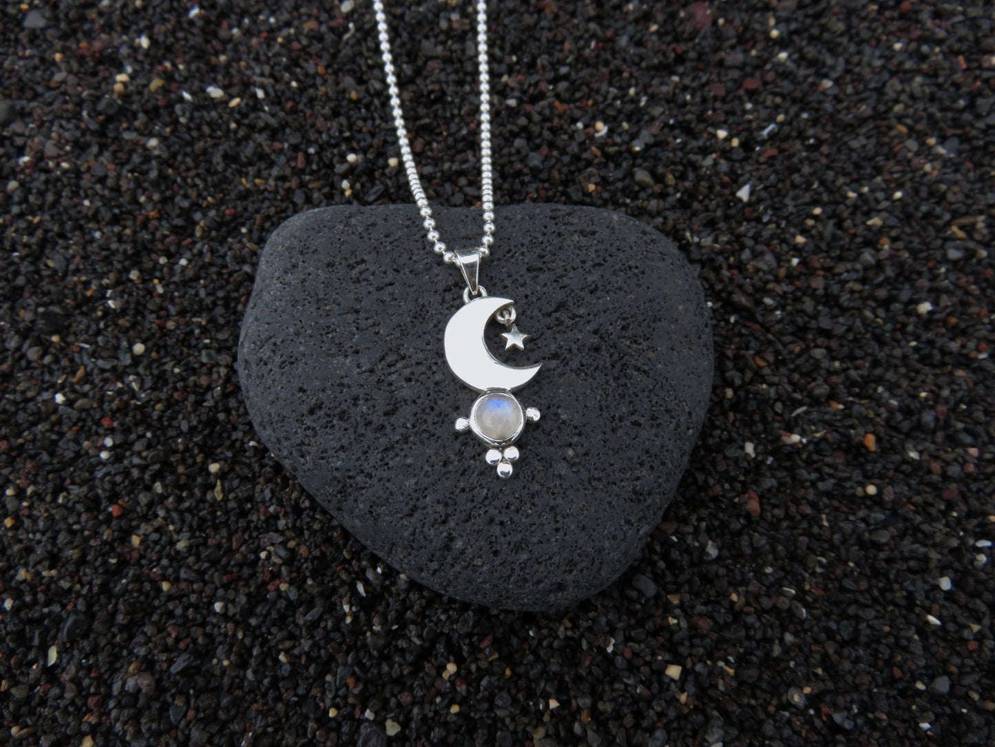 kleiner Anhänger mit Mond und Sternchen an Kugelkette aus Silber