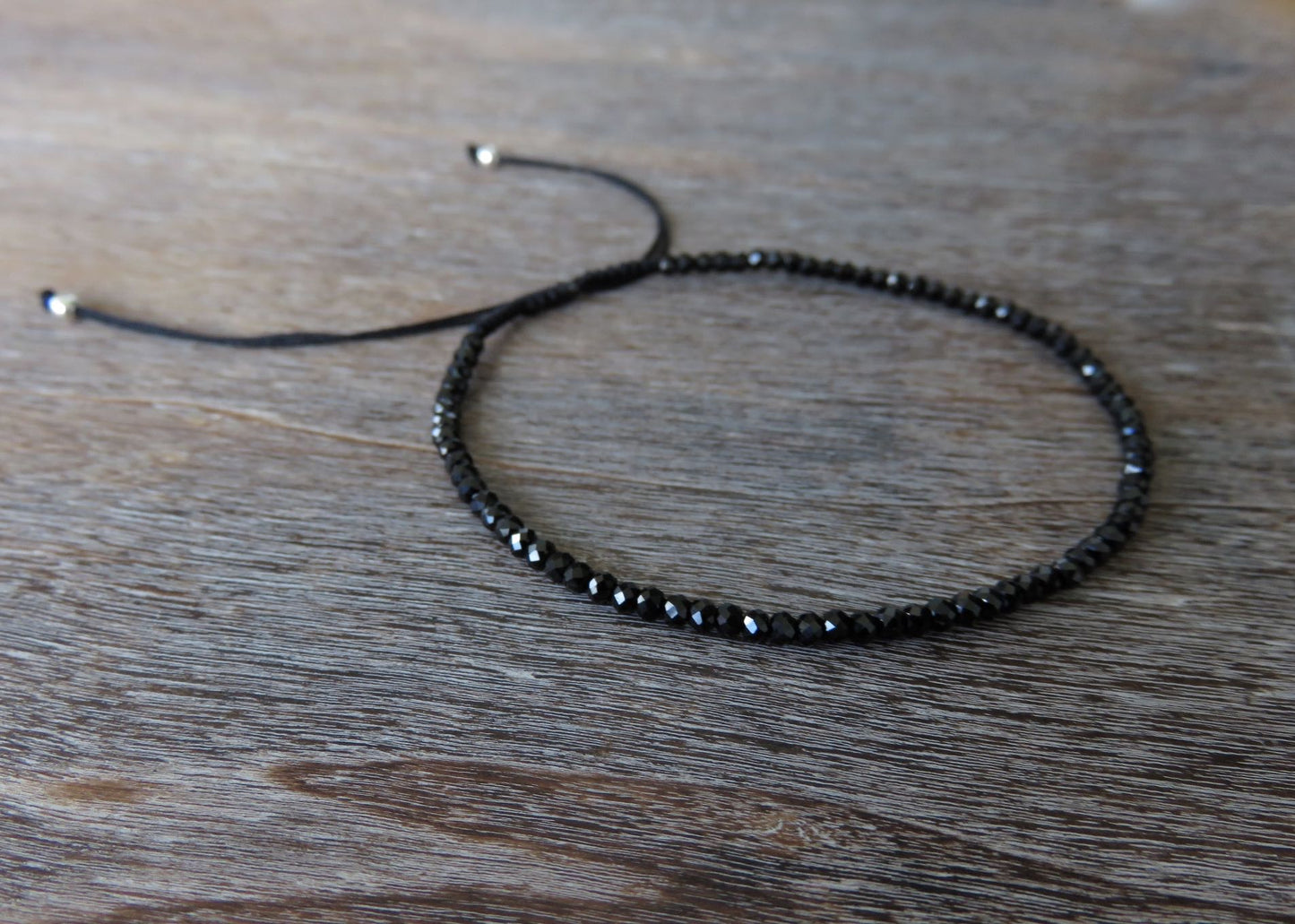 Armband mit kleinen schwarzen Spinell Steinchen
