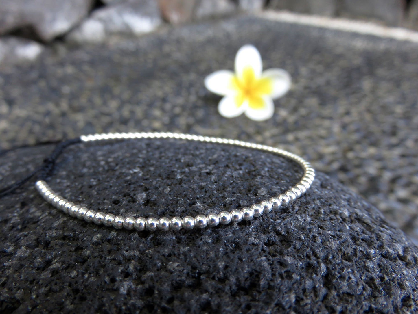 Bracelet with small silver beads sliding knots