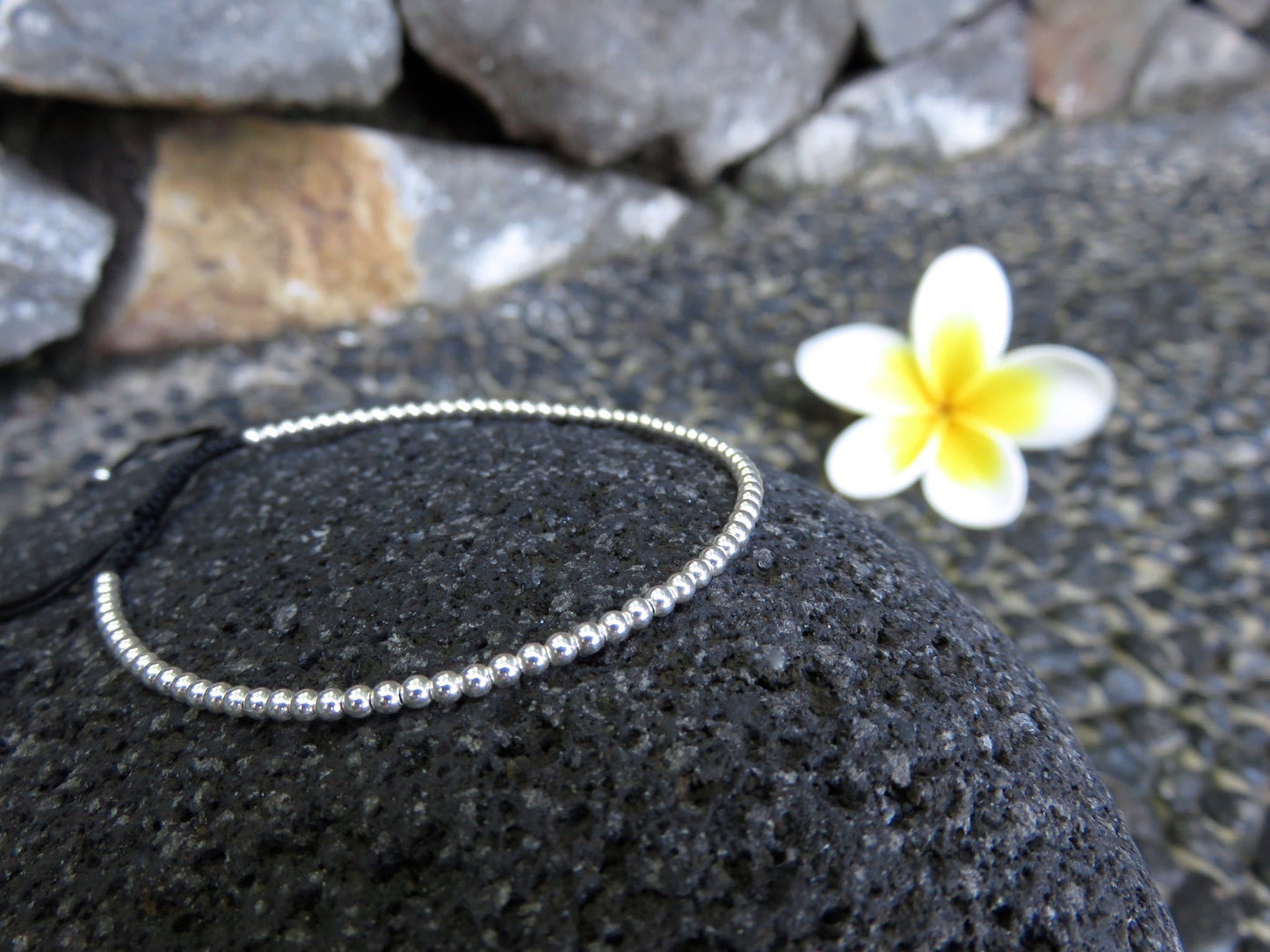 Bracelet with small silver beads sliding knots