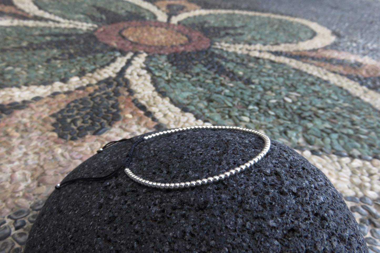 Bracelet with small silver beads sliding knots