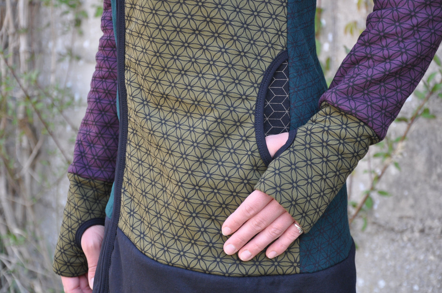 Patchwork Kapuzenpulli mit Blumenmuster bunt