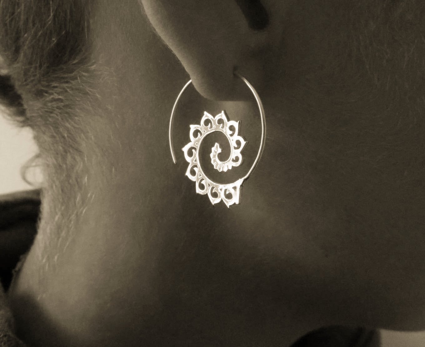 kleine gemusterte Spiral Ohrringe aus Messing