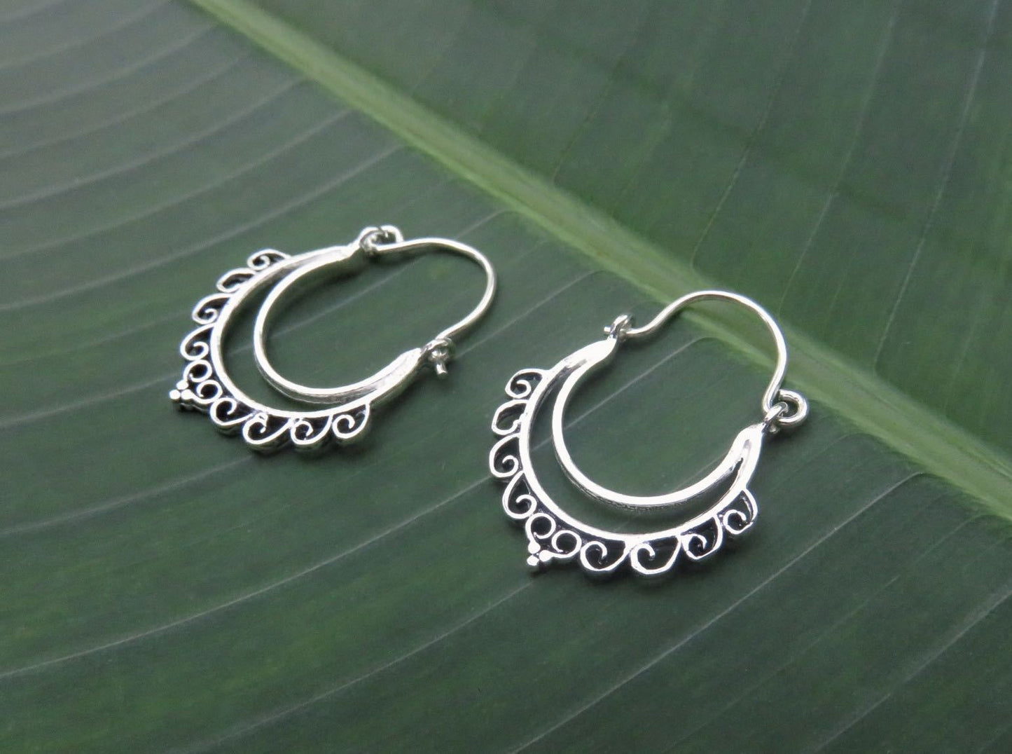 kleine Creolen mit filigranem Spiralmuster aus Silber