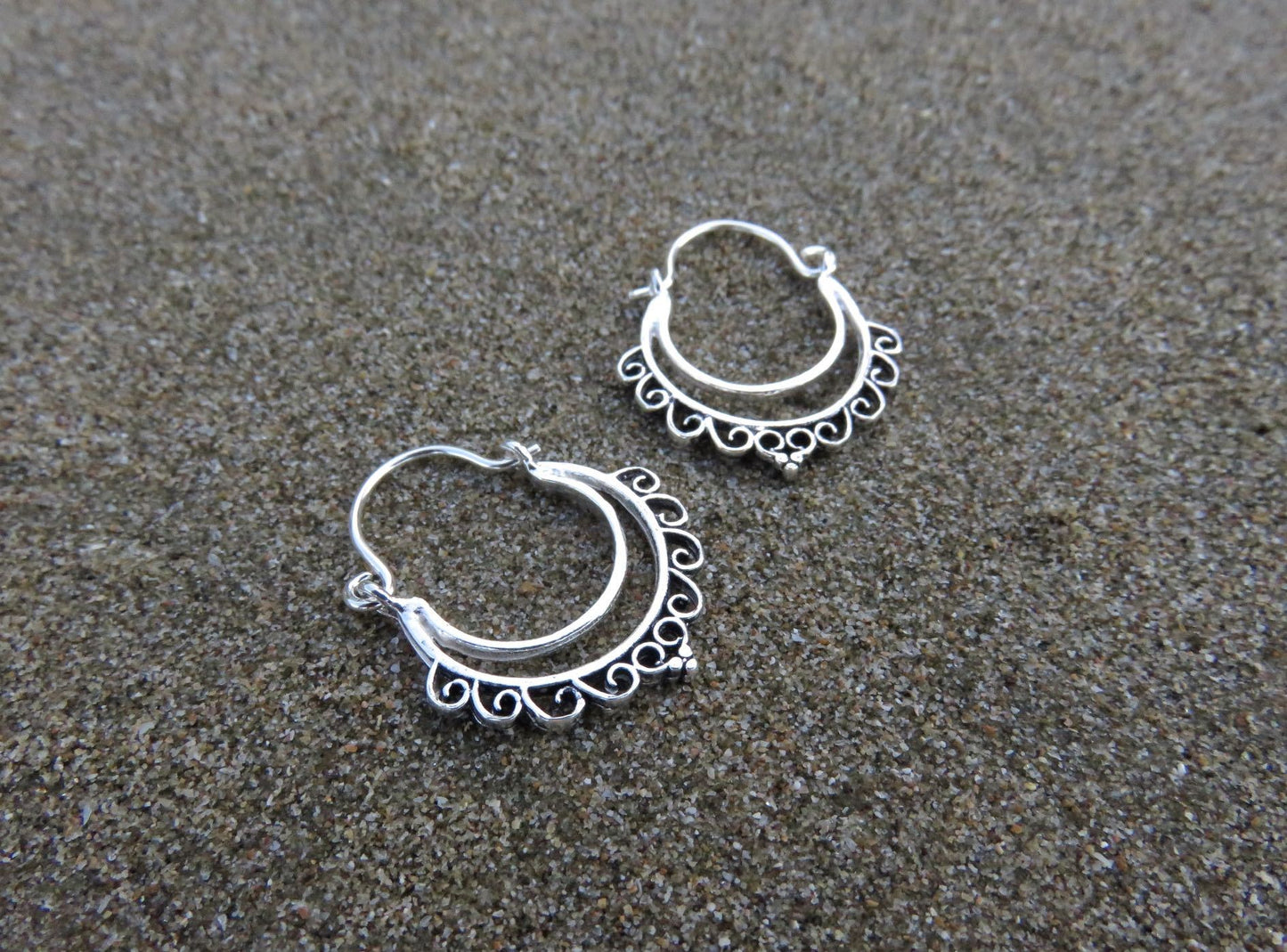 kleine Creolen mit filigranem Spiralmuster aus Silber