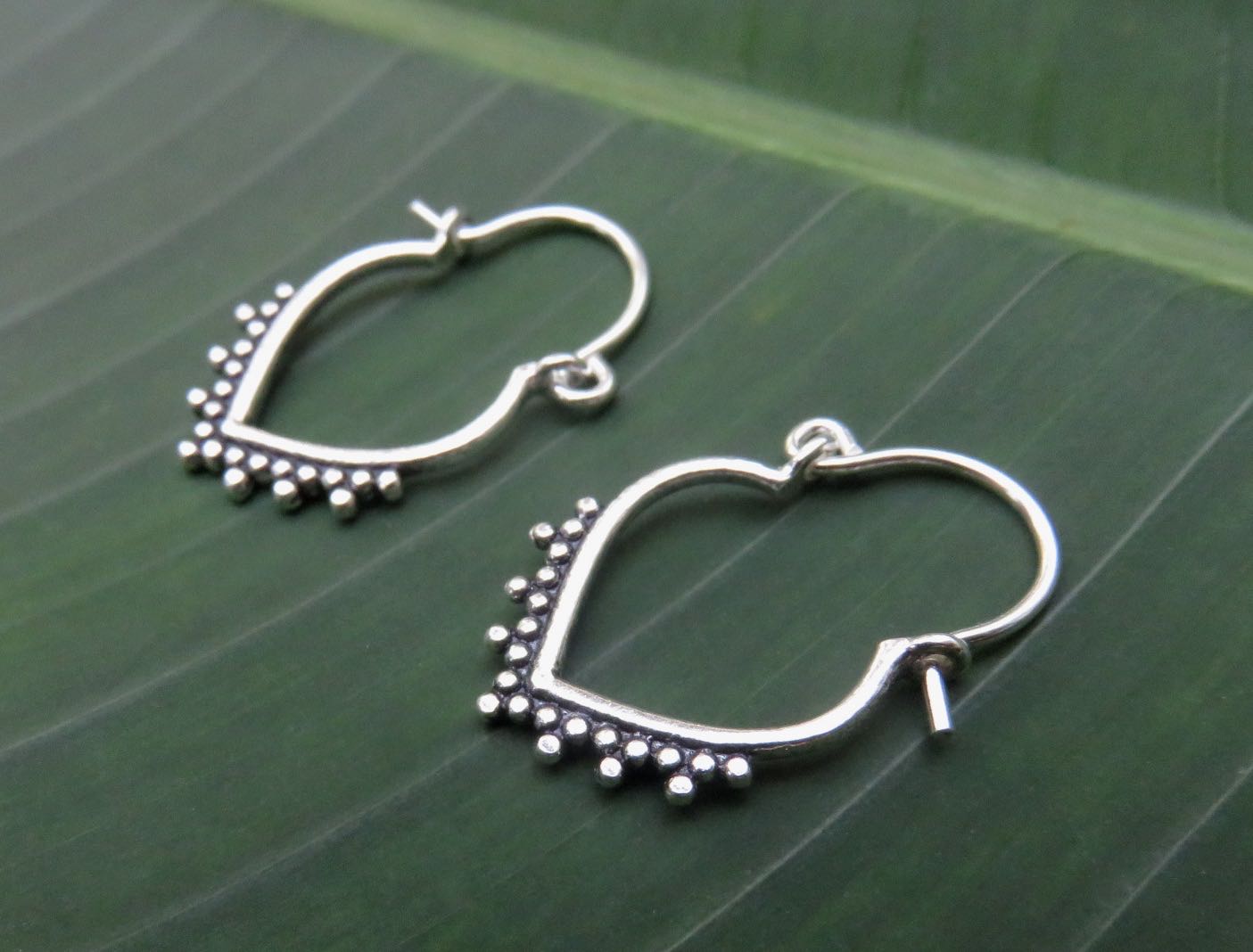 kleine Creolen mit Pünktchen aus Silber
