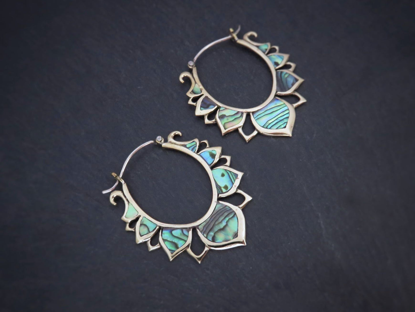 Hoop earrings with mother-of-pearl inlay made of brass and silver