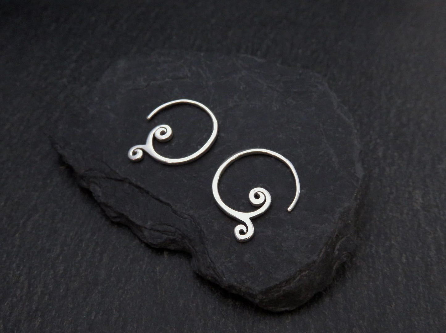 schlichte kleine Ohrringe mit Spiralen aus Silber
