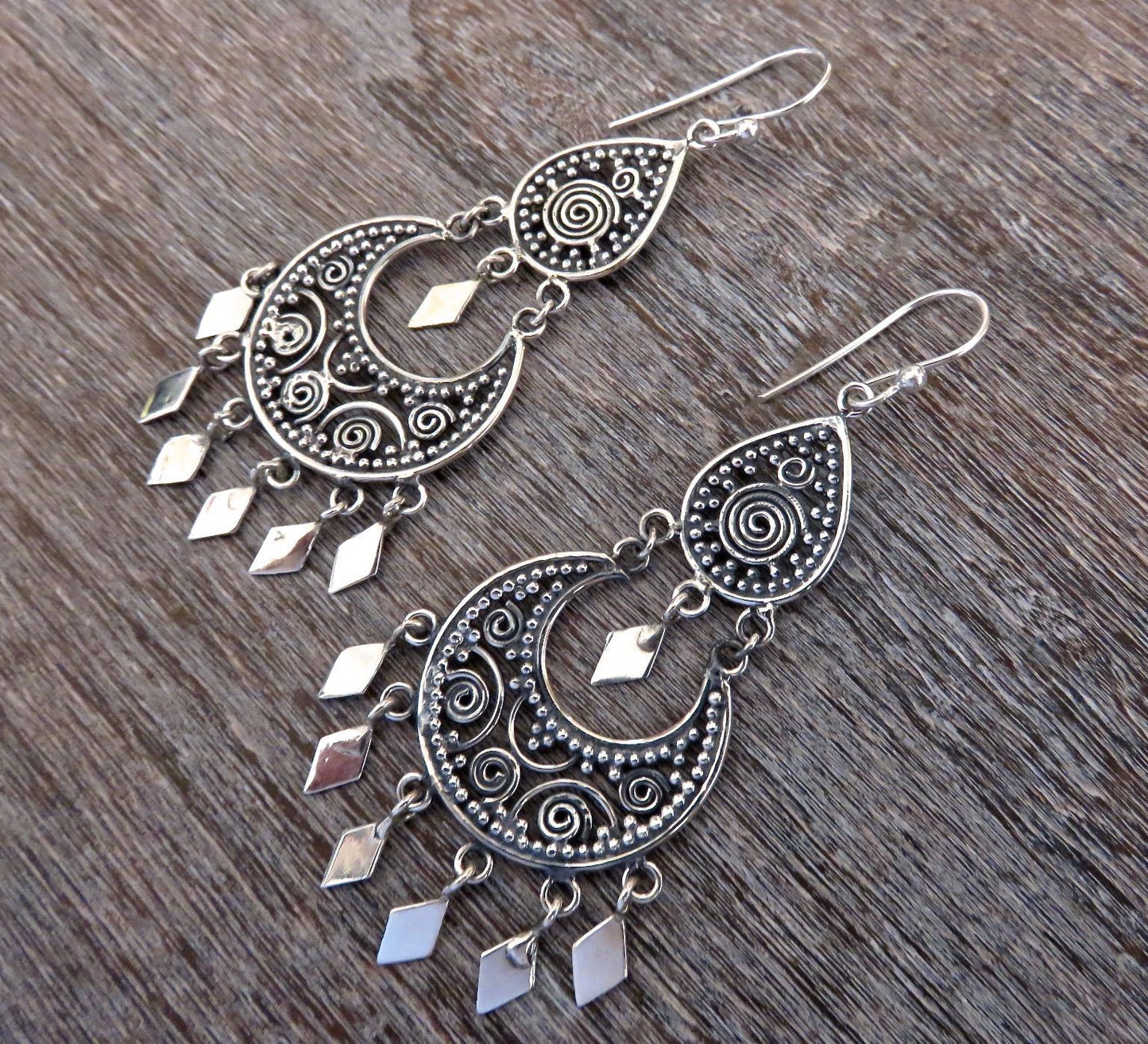 filigrane Ohrringe mit baumelnden Rauten aus Silber