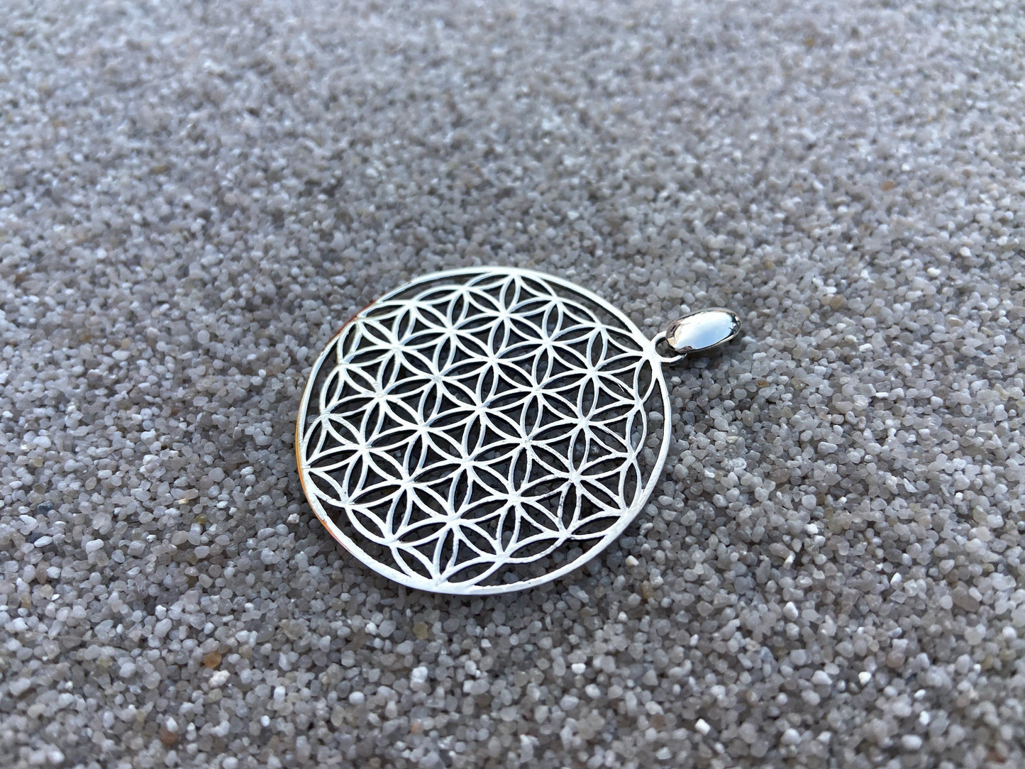 großer Anhänger mit dem Motiv der Lebensblume aus Silber
