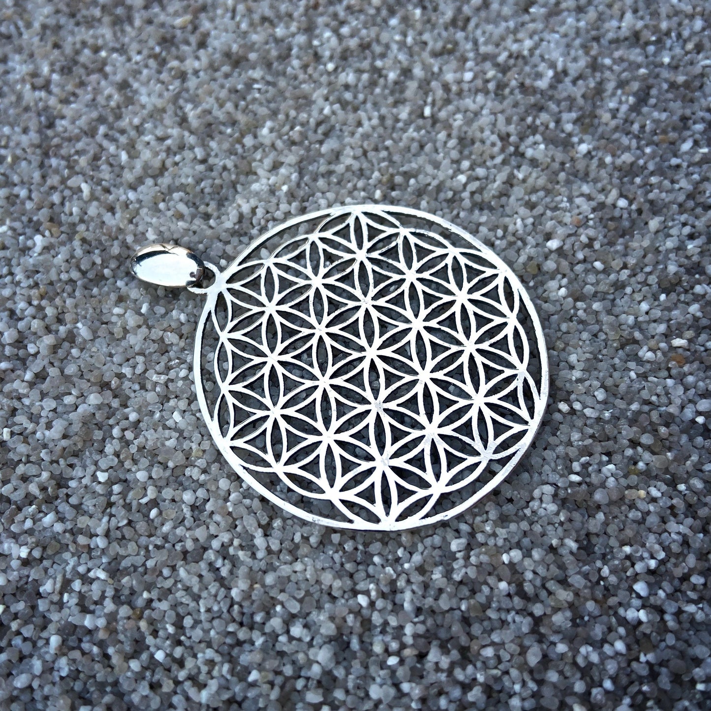 großer Anhänger mit dem Motiv der Lebensblume aus Silber