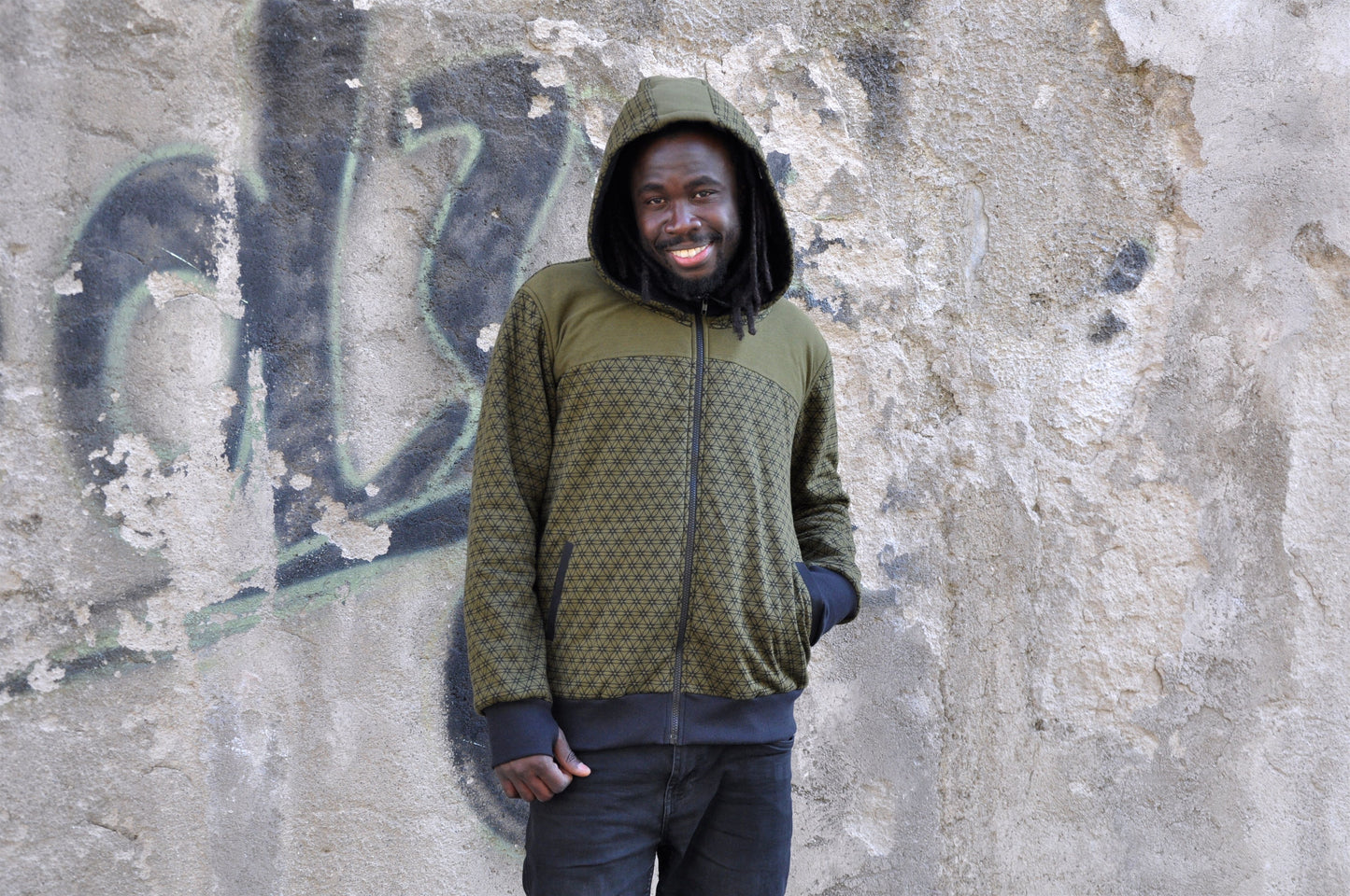 Men's hoodie in olive green with thumbholes