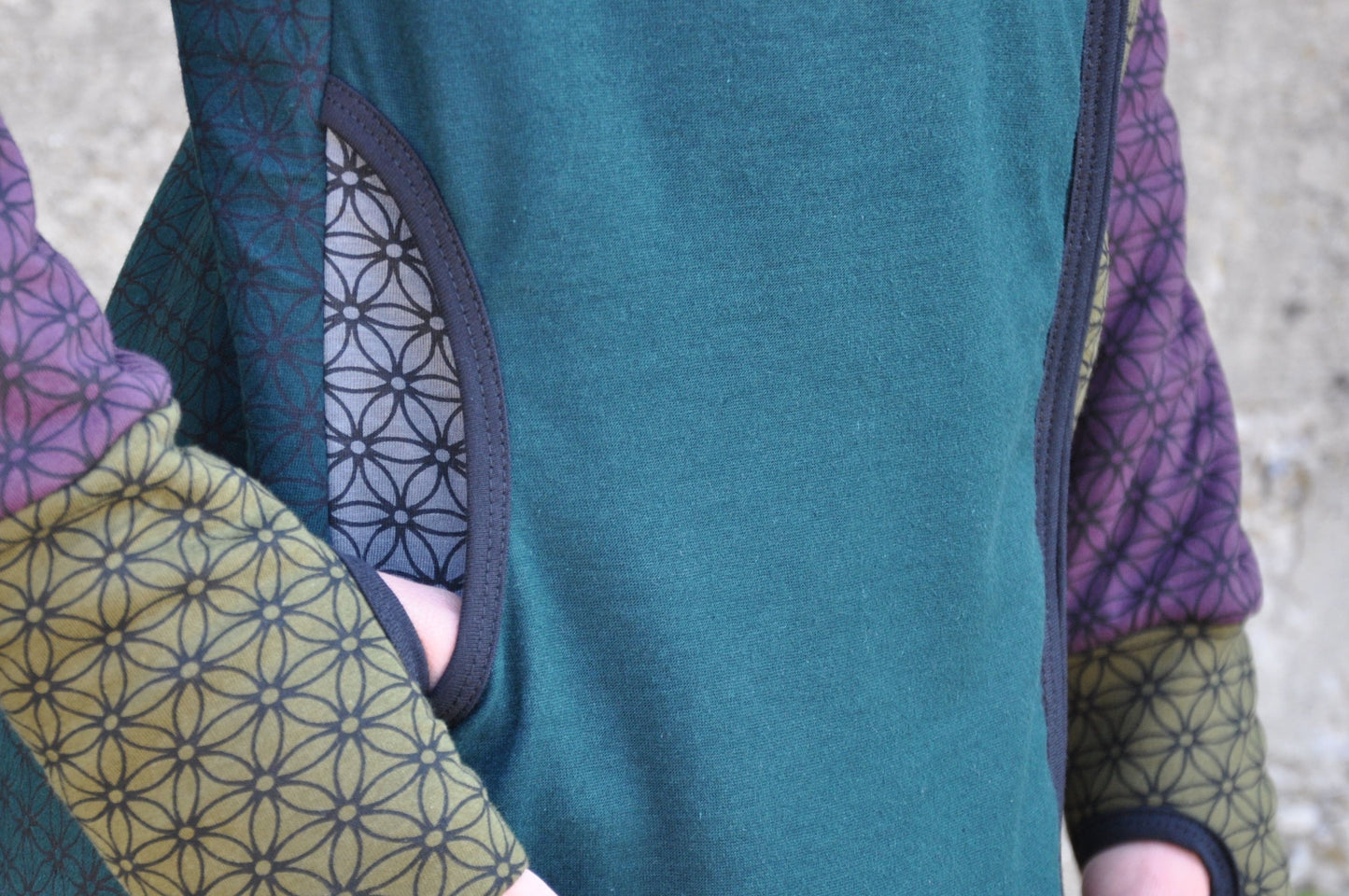Patchwork Kapuzenpulli mit Blumenmuster bunt