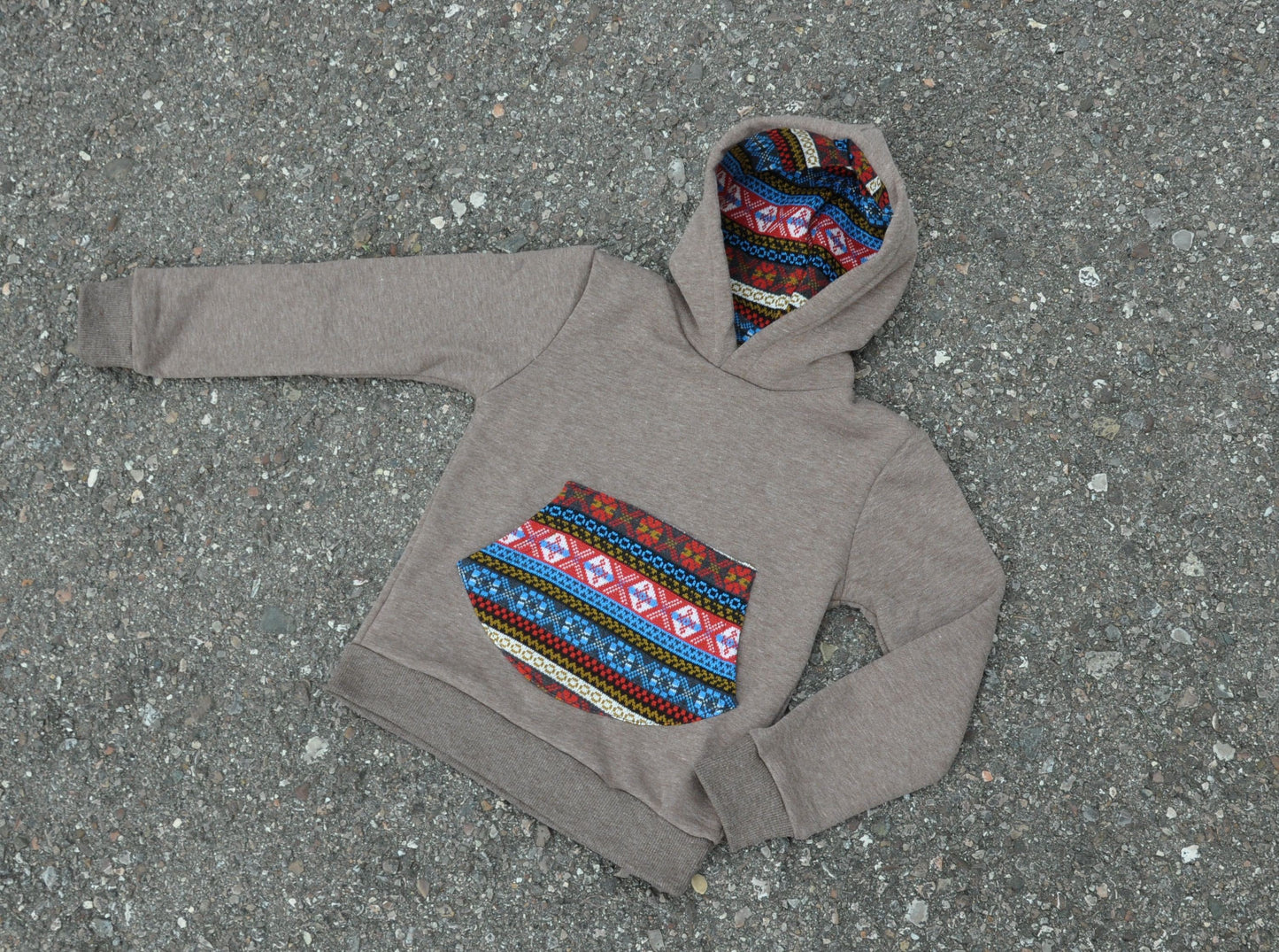 Children's sweater with colorful pocket and hood lining, brown