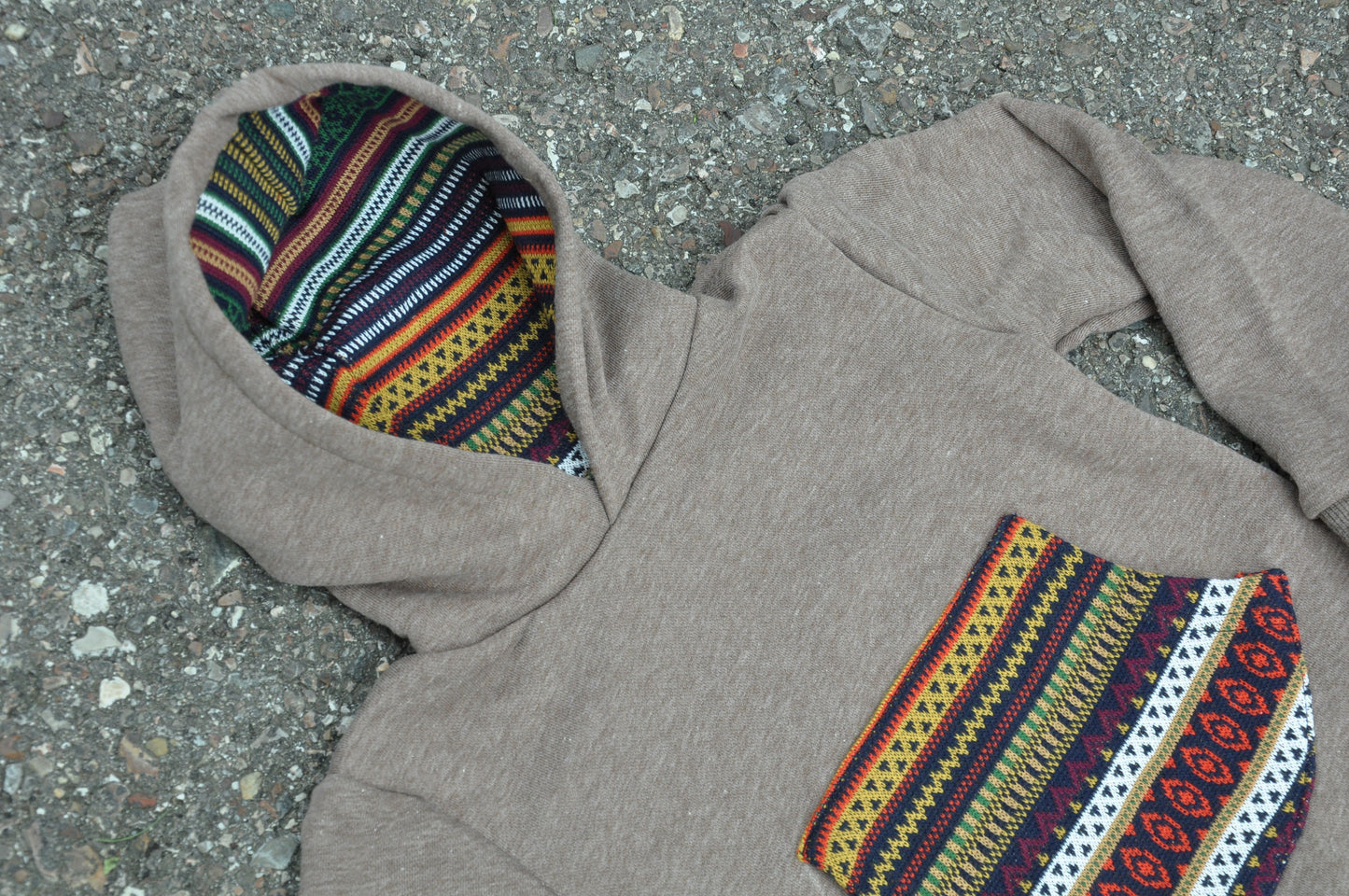 Kinder Pullover mit bunter Tasche und Kapuzenfutter braun