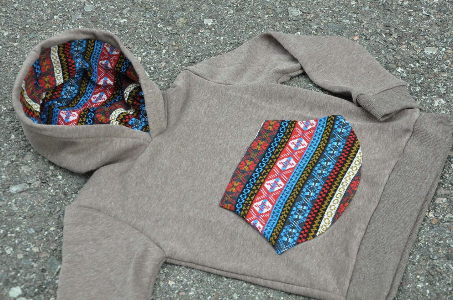 Children's sweater with colorful pocket and hood lining, brown