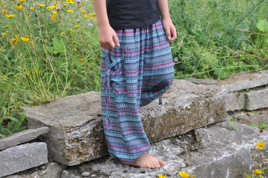 luftige Pluderhose hellblau rosa gestreift für Kinder