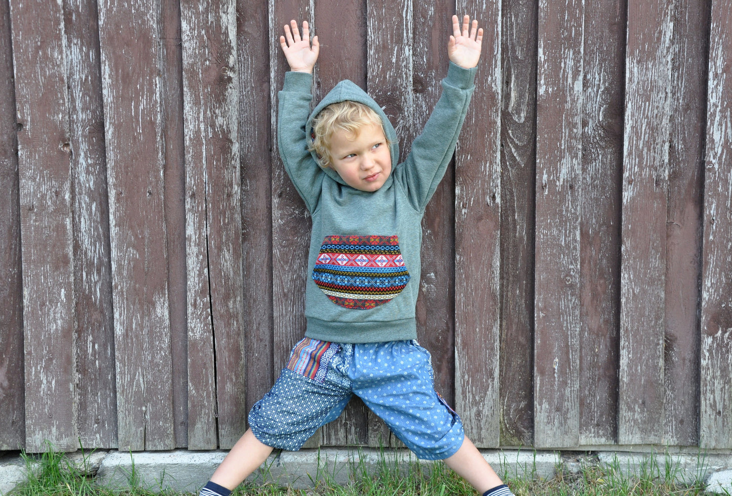 Children's sweater with colorful pocket and hood lining, brown
