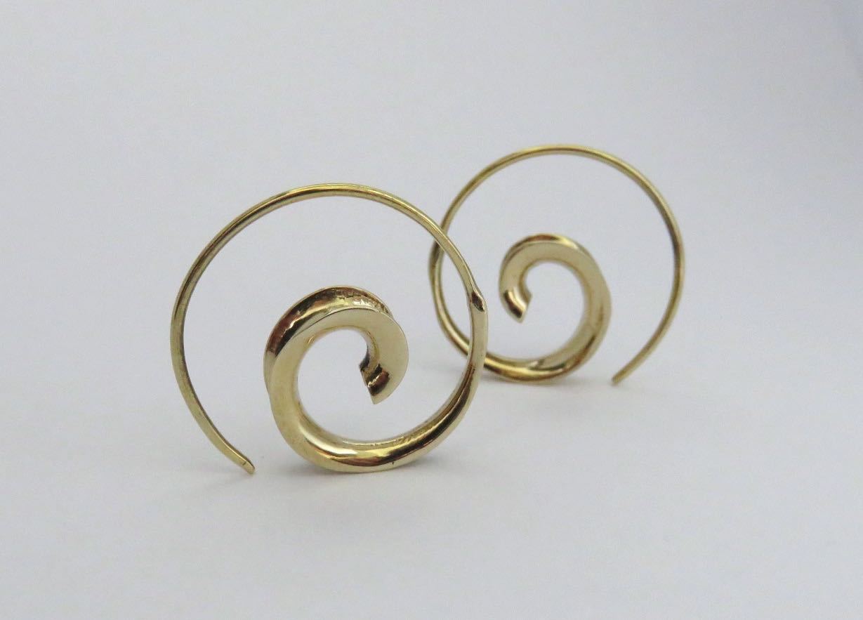 kleine schlichte Spiral Ohrringe aus Messing